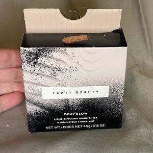 Fenty Beauty Demi Glow Light-Diffusing Highlighter Rich Hunnie